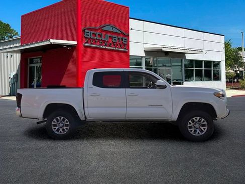 Used 2017 Toyota Tacoma SR5 w/ Tow Package RWD image 6