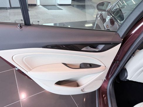 Used 2018 Buick Regal Essence w/ Driver Confidence Package #1 FWD image 17