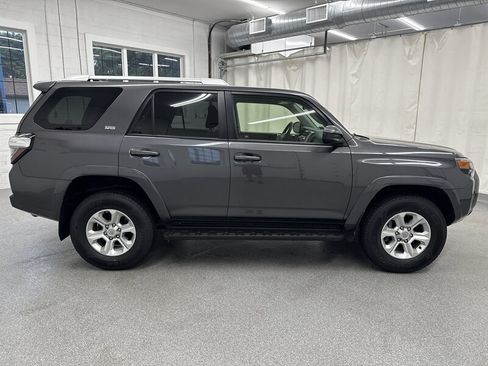 Used 2018 Toyota 4Runner SR5 AWD/4WD image 4