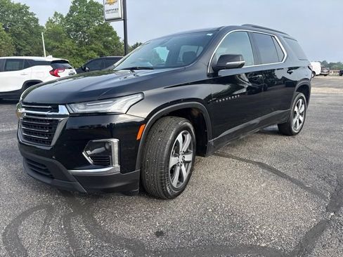 Used 2023 Chevrolet Traverse LT w/ LT Premium Package AWD/4WD image 3