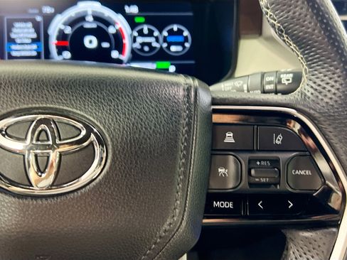 Used 2024 Toyota Sequoia Capstone AWD/4WD image 19