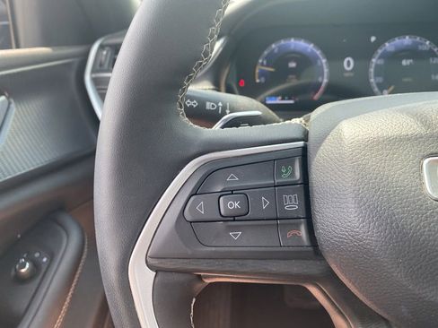 Used 2023 Jeep Grand Cherokee Altitude AWD/4WD image 10