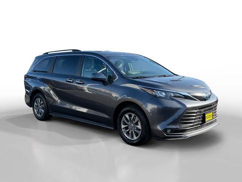 Used 2025 Toyota Sienna XLE image 7