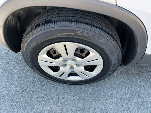 Used 2018 Chevrolet Trax LS FWD image 18