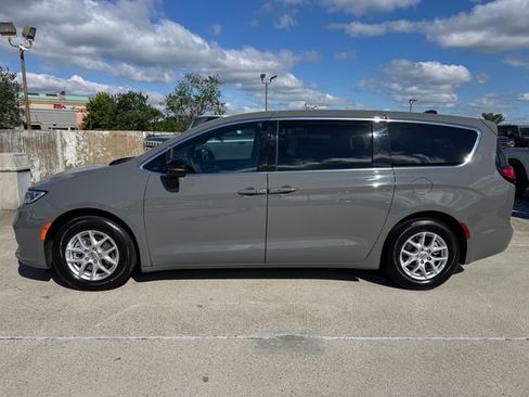 Used 2025 Chrysler Pacifica Select FWD image 11