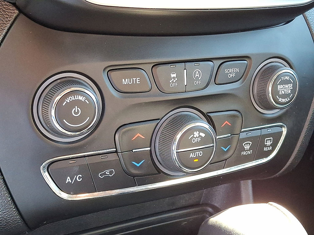 Used 2019 Jeep Cherokee Limited AWD/4WD image 25