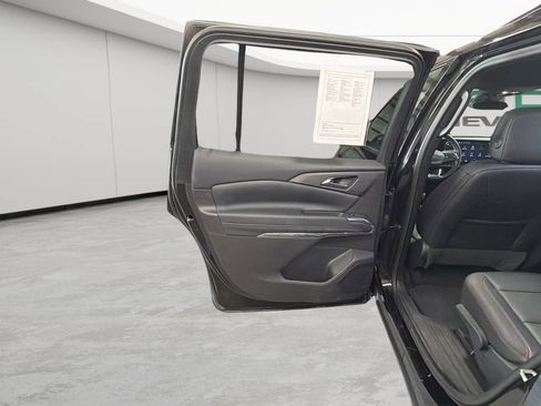 Used 2025 Chevrolet Traverse Z71 AWD/4WD image 40