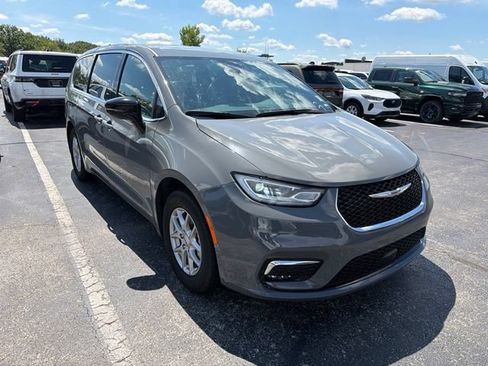 Used 2025 Chrysler Pacifica Select FWD image 7