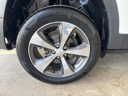 Used 2020 Jeep Cherokee Limited image 11