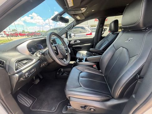 Used 2024 Chrysler Pacifica Limited FWD image 7