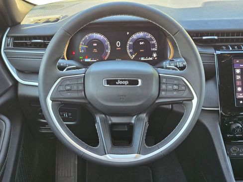 Used 2025 Jeep Grand Cherokee L Laredo image 7