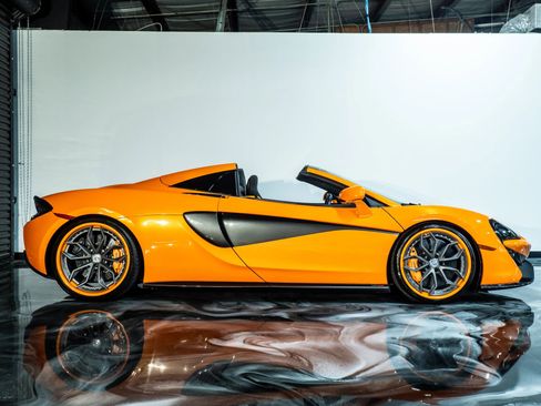 Used 2018 McLaren 570S Spider image 7