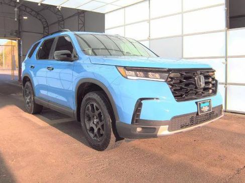Used 2025 Honda Pilot TrailSport image 3