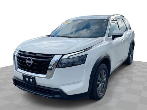 Used 2025 Nissan Pathfinder SV image 1