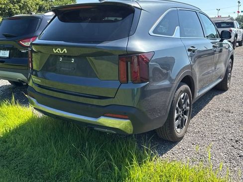 Used 2025 Kia Sorento S FWD image 3