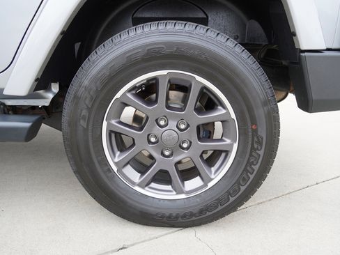 Used 2015 Jeep Wrangler Unlimited Sahara w/ Connectivity Group image 12