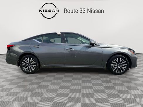 Used 2023 Nissan Altima 2.5 SV w/ SV Premium Package image 5
