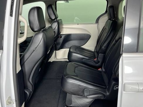 Used 2024 Chrysler Pacifica Touring-L FWD image 24