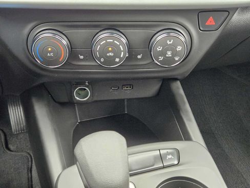 Used 2024 Chevrolet Trax LS w/ LS Convenience Package FWD image 19