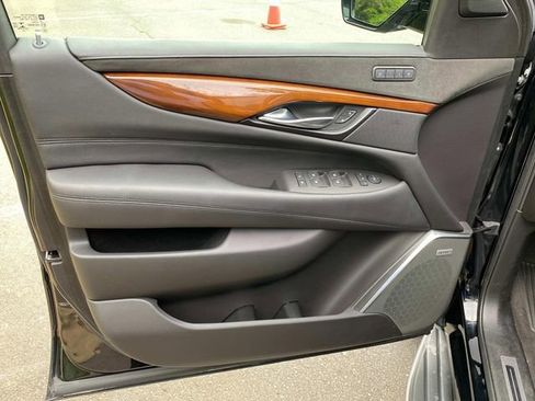 Used 2020 Cadillac Escalade Luxury RWD image 13