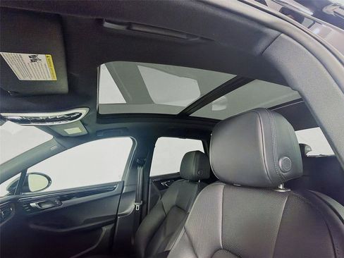 Certified 2025 Porsche Macan image 12