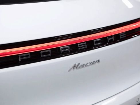 Certified 2025 Porsche Macan image 34