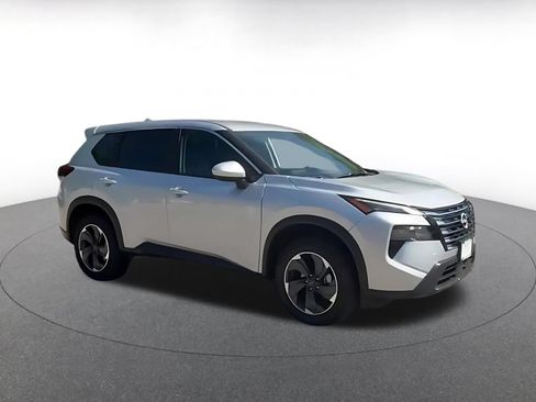 Used 2025 Nissan Rogue SV FWD image 2