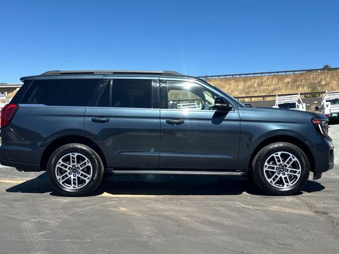 Certified 2025 Ford Expedition Active AWD/4WD image 3