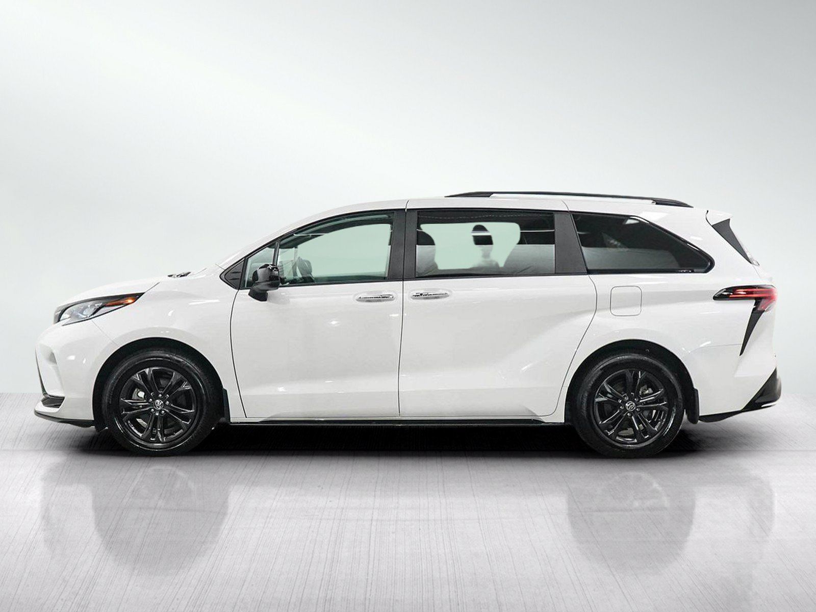 Used 2025 Toyota Sienna XSE AWD/4WD image 2
