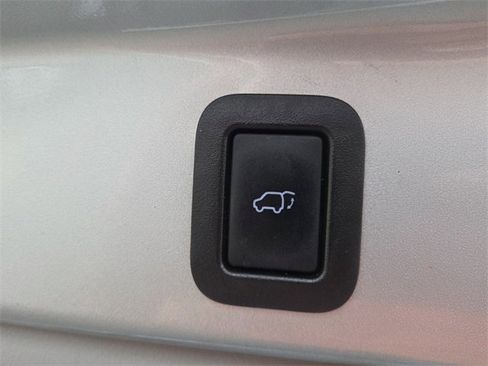 Used 2019 Toyota Highlander XLE image 15