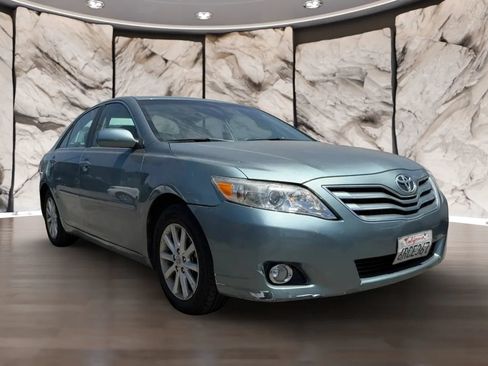 Used 2011 Toyota Camry XLE w/ SE/XLE Extra-Value Pkg FWD image 3