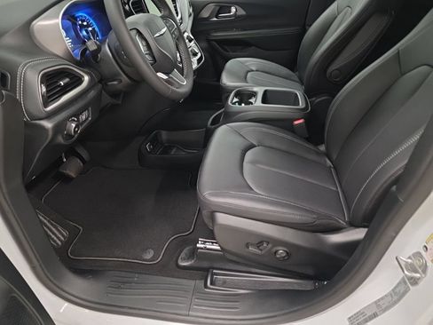 New 2026 Chrysler Pacifica Select AWD/4WD image 13