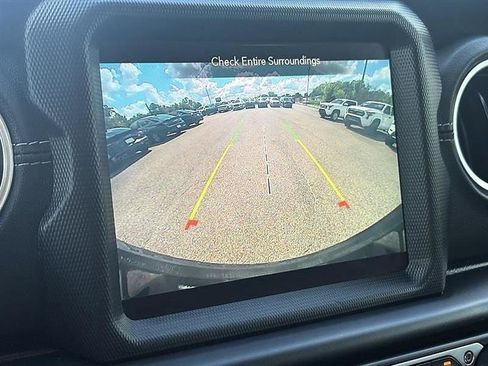 Used 2021 Jeep Wrangler Unlimited Sahara AWD/4WD image 25