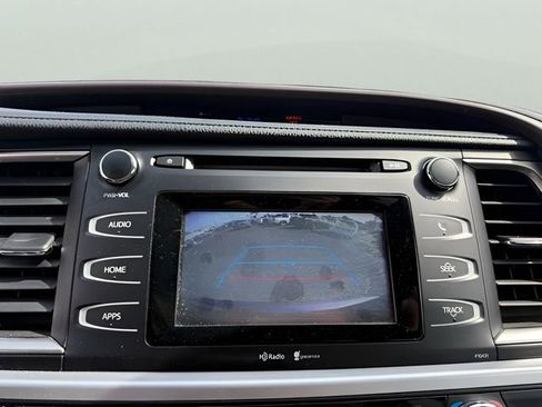 Used 2015 Toyota Highlander Plus AWD/4WD image 17