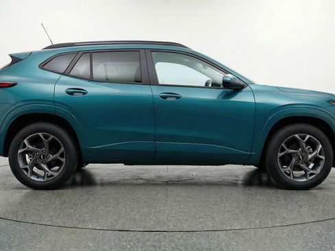Used 2025 Chevrolet Trax LT FWD image 11