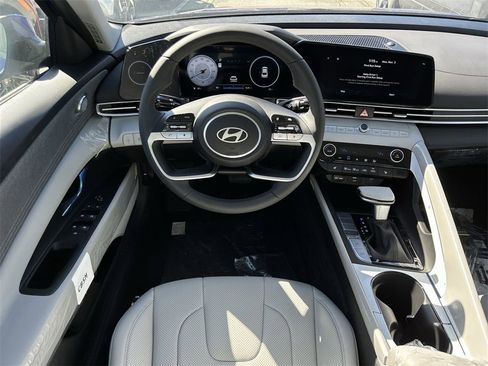 New 2025 Hyundai Elantra Limited image 4