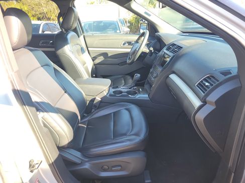 Used 2019 Ford Explorer XLT w/ Equipment Group 202A image 7