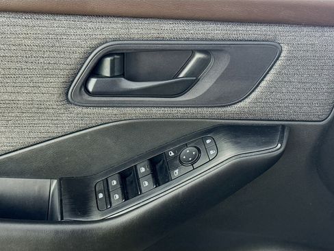 Used 2023 Nissan Rogue S image 19