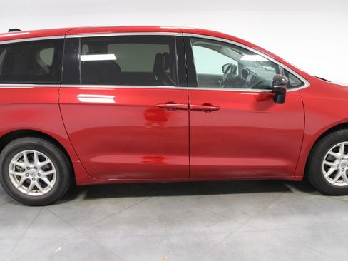 Used 2024 Chrysler Pacifica Touring-L FWD image 12
