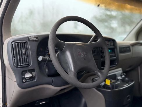Used 2000 GMC Savana 3500 RWD image 12