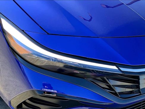 Used 2025 Hyundai Elantra Limited image 27