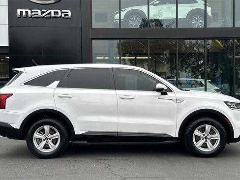 Used 2022 Kia Sorento LX image 4