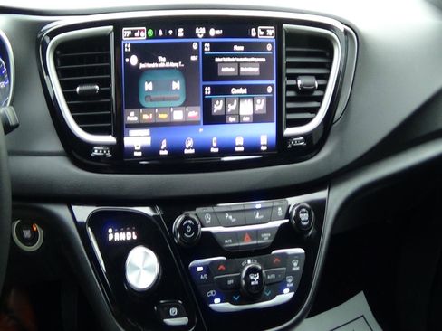 Certified 2025 Chrysler Pacifica Select image 23