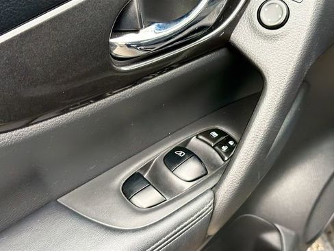 Used 2018 Nissan Rogue SV image 17