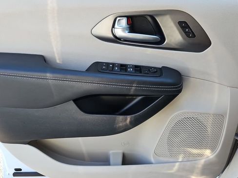 Used 2024 Chrysler Pacifica Touring-L image 23
