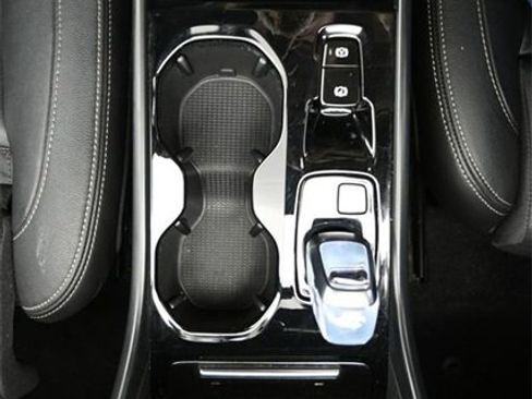 Used 2024 Volvo XC40 B5 Plus w/ Climate Package image 10