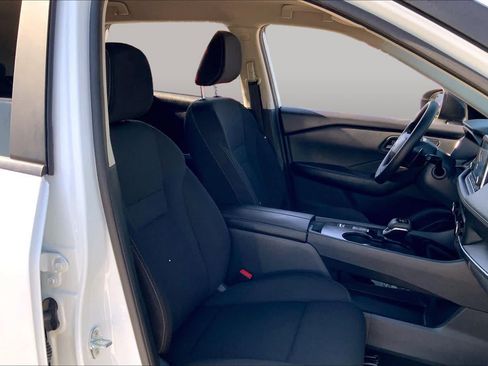 Used 2025 Nissan Rogue S FWD image 9