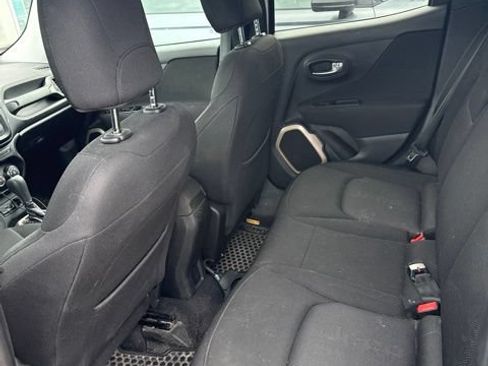 Used 2017 Jeep Renegade Latitude w/ Cold Weather Group FWD image 7