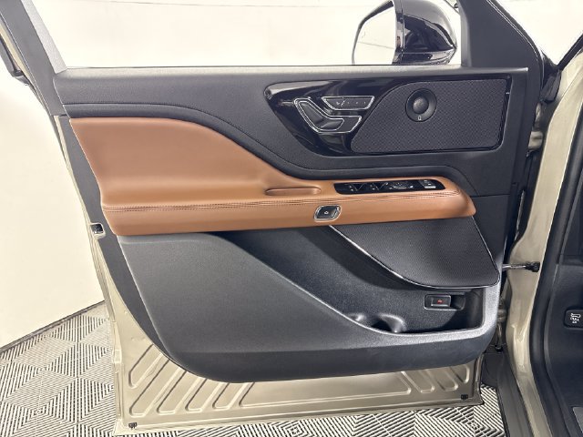 Used 2023 Lincoln Aviator Reserve w/ Equipment Group 201A AWD/4WD image 30