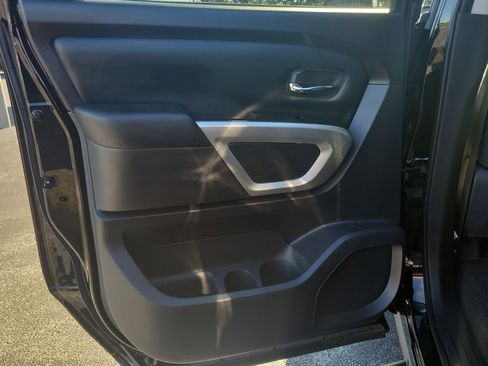 Used 2024 Nissan Titan SV w/ SV Convenience Package image 12